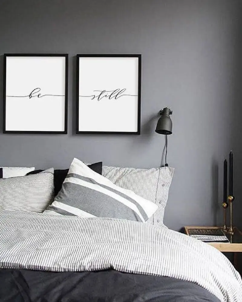 16. Decoração de quarto clean cinza com quadros na cabeceira da cama