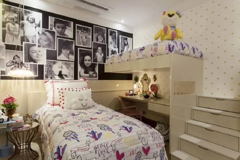 41. Decoração de quarto de menina com escrivaninha embaixo da cama e muitas fotos na parede