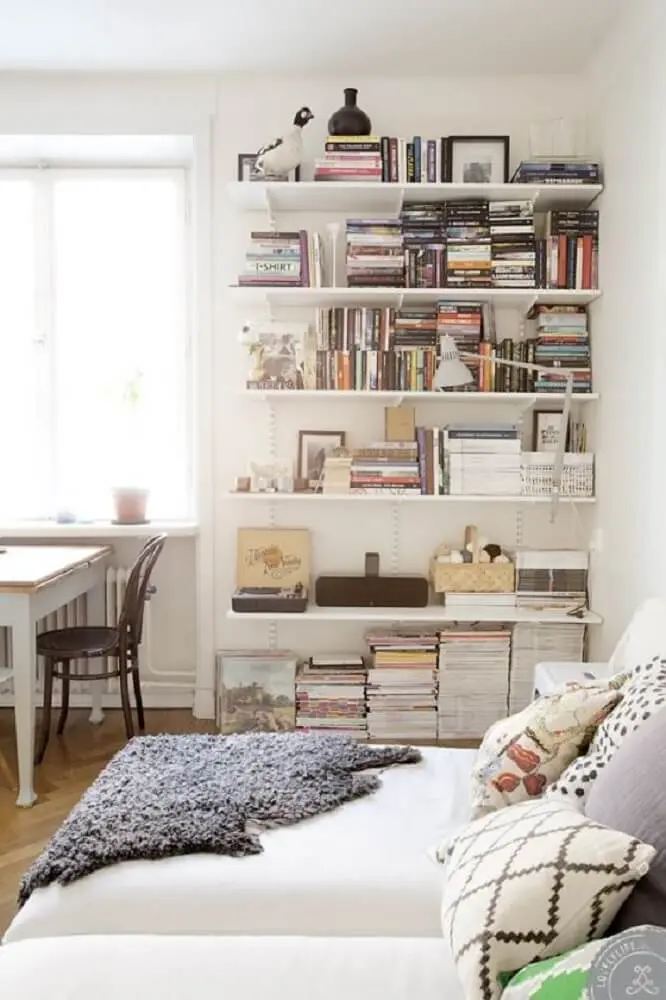 Decoração de quarto com prateleira de livros
