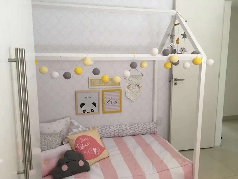 23. Decoração de quarto de menina em tons de cinza e rosa com cama montessoriana