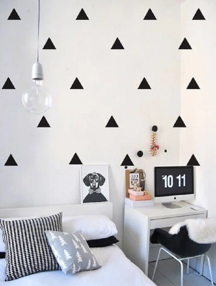14. Decoração de quarto tumblr em tons de preto e branco e com adesivos na parede