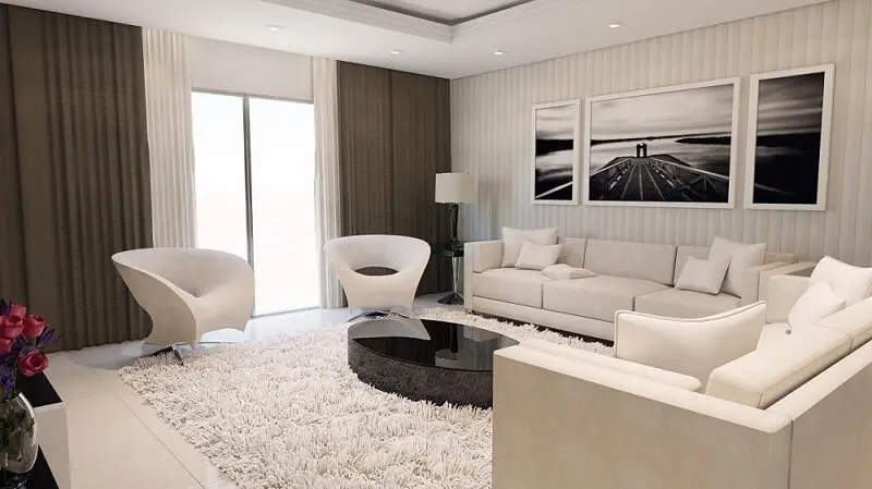 Decoração de sala de estar em tons de branco com poltrona moderna