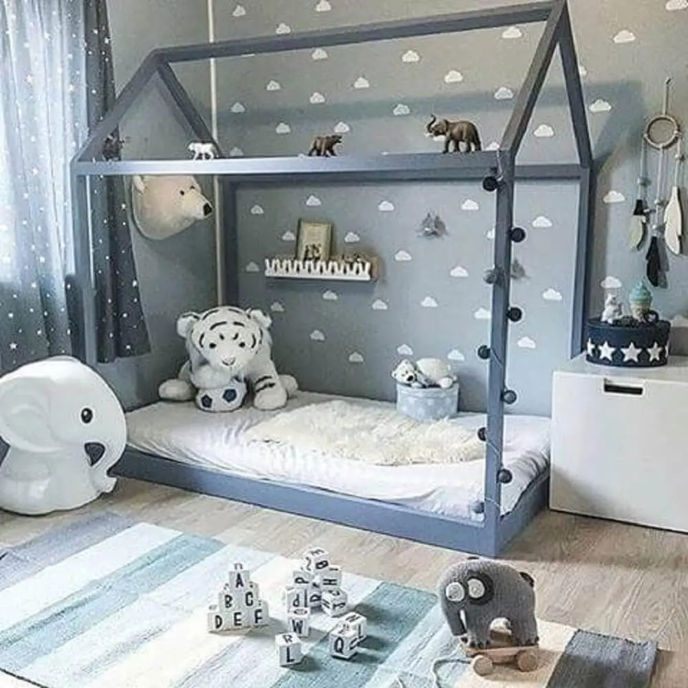 24. Decoração linda de quarto tumblr de menino com cama montessoriana e papel de parede de nuvens