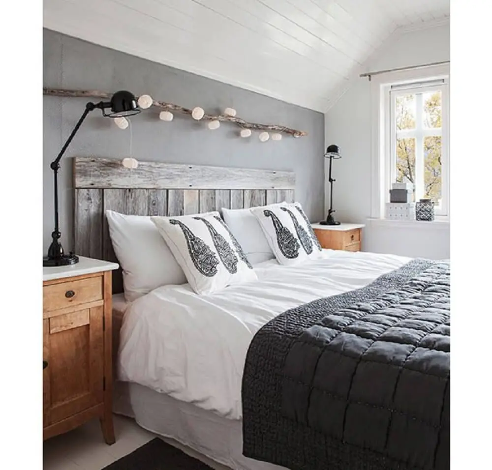 22. Modelo de quarto de casal tumblr com detalhes em madeira e luminária minimalista