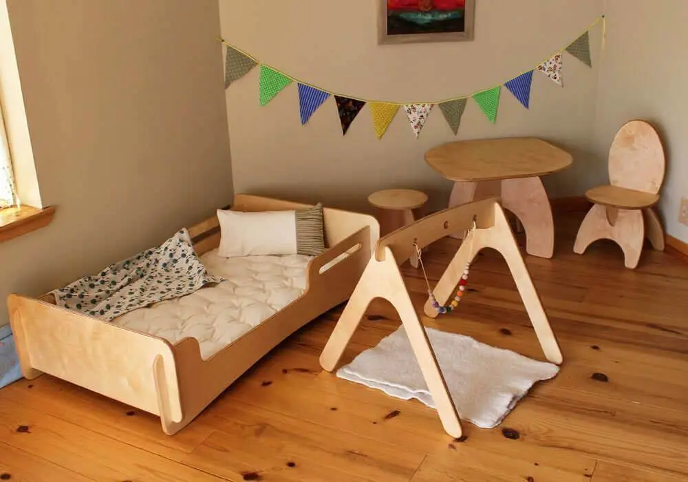 25. Modelo de quarto tumblr com móveis e piso de madeira