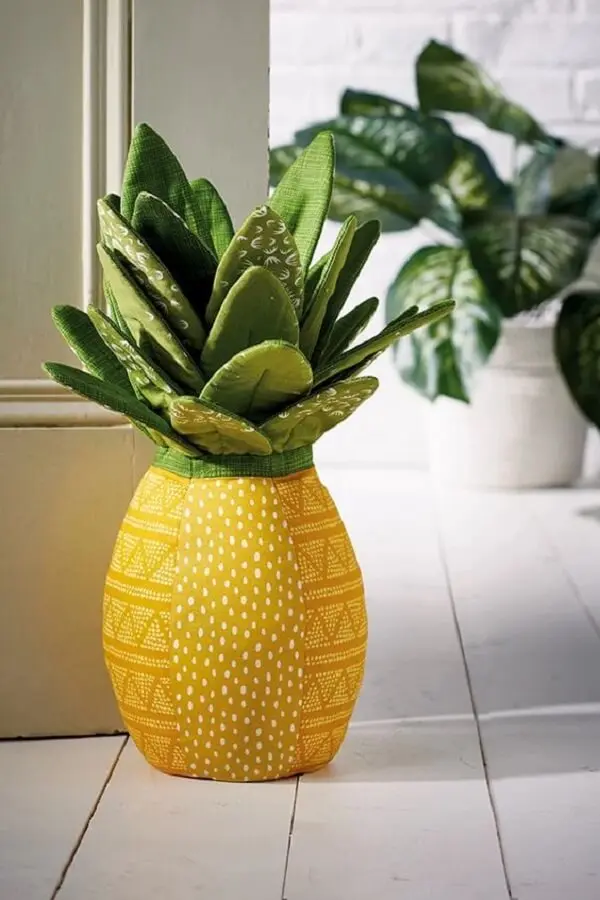 O abacaxi de tecido em forma de peso de porta traz descontração para a decoração. Fonte: Pinterest