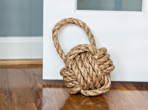 Peso de porta feito com corda é ideal para ambientes mais rústicos