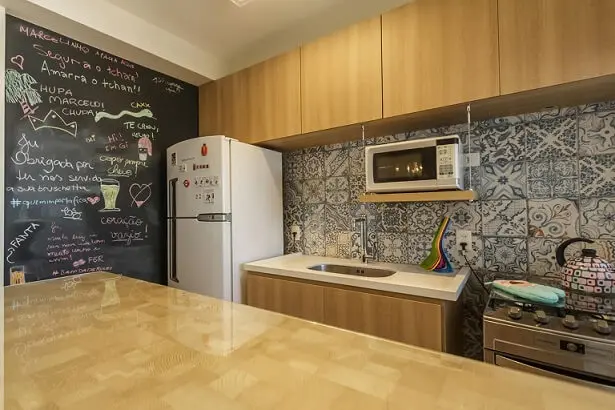 Pia de cozinha de granito branco em cozinha com armários de madeira Projeto de Fernanda Duarte