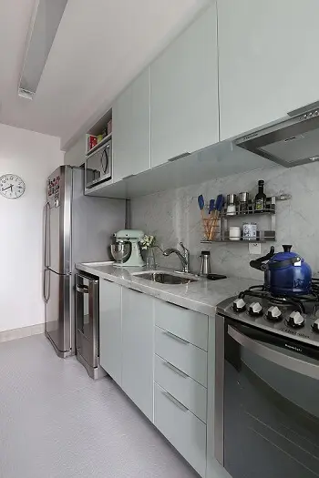 Pia de cozinha de mármore claro em cozinha com predomínio de tons claros Projeto de Mandril Arquitetura