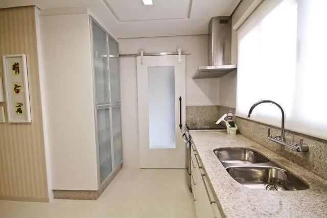 Pia de cozinha de mármore com torneira de parede Projeto de Elizabeth Mar