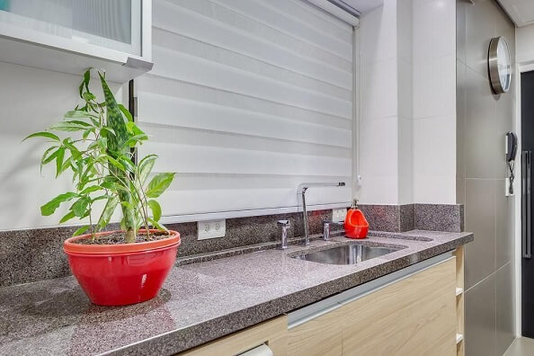 Pia de cozinha em granito com torneira de design clean Projeto de Juliana Lahoz