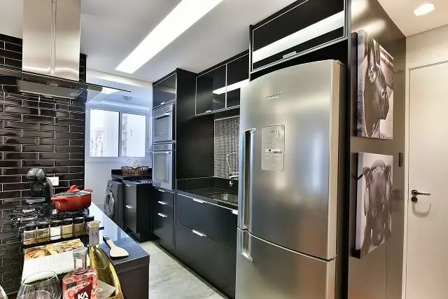 Pia de cozinha preta em cozinha com decoração toda em preto Projeto de Tetriz Arquitetura