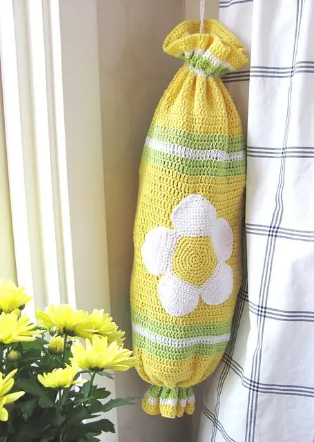 Puxa saco em crochê amarelo com desenho de flor