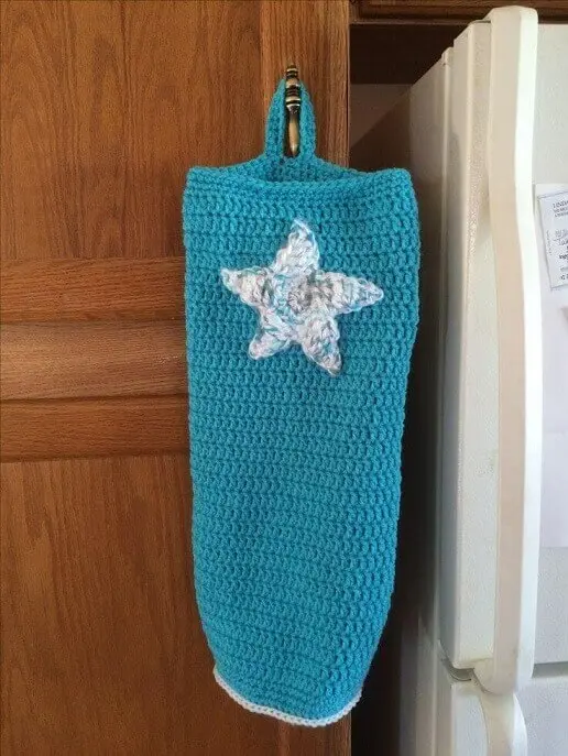 Puxa saco em crochê azul com detalhe de estrela