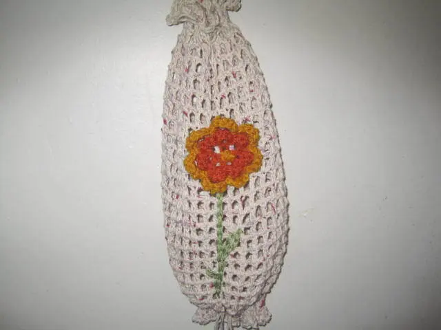 Puxa saco em crochê branco com detalhe de flor