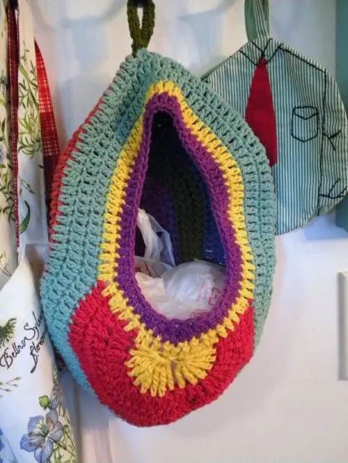 Puxa saco em crochê colorido com abertura no meio