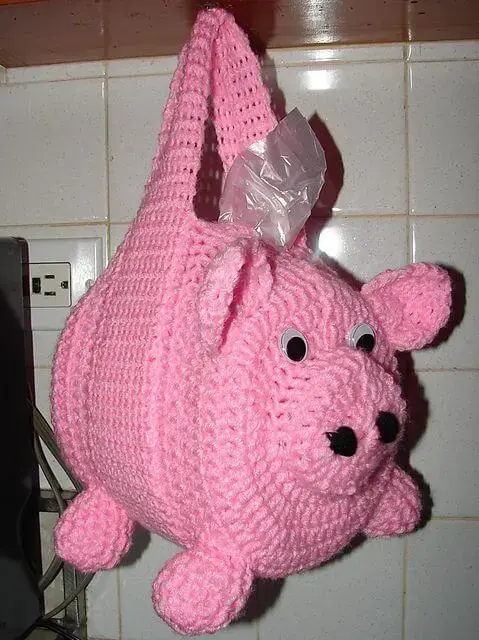 Puxa saco em crochê em formato de porco com alças