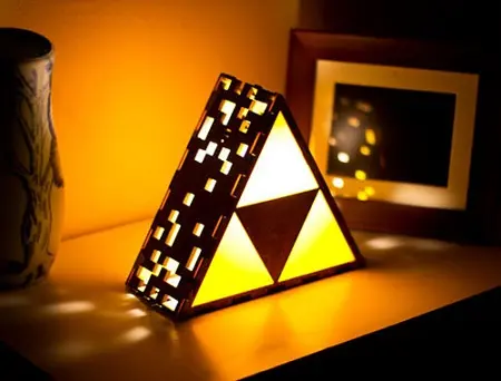 Quarto gamer com luminária de triforce