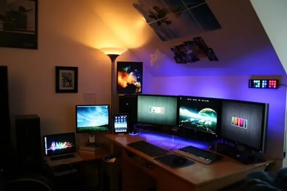 Quarto gamer com setup incrível de computadores