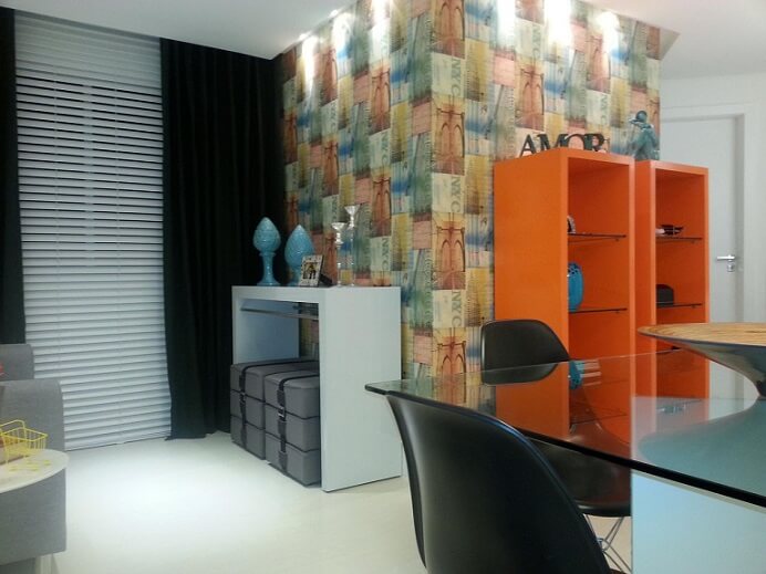 Sala com papel de parede para sala colorido Projeto de Henrique Cezar Coutinho Cruz