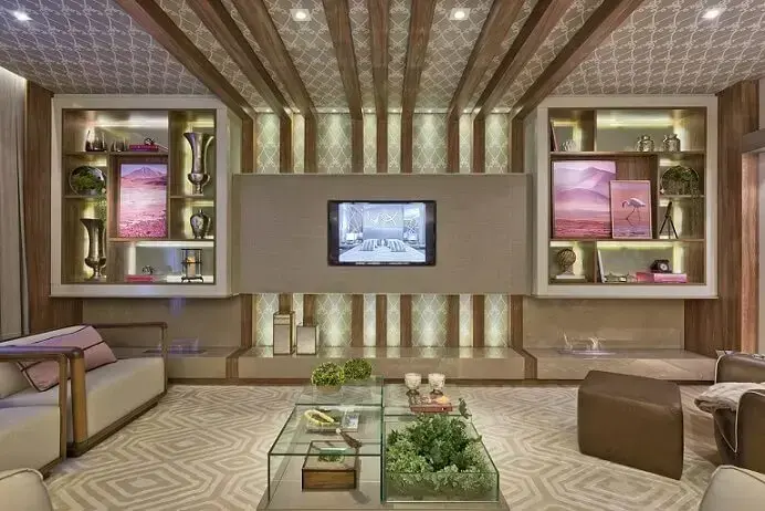 Sala de TV com papel de parede até no teto Projeto de Heller Arquitetura e Interiores
