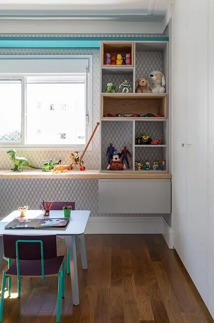 Sala de brinquedos com papel de parede geométrico azul com branco Projeto de Eliane Mesquita
