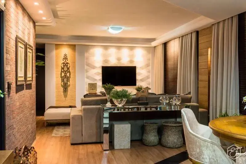 Sala de estar com papel de parede para sala atrás da TV Projeto de Hiperbato Arquitetura