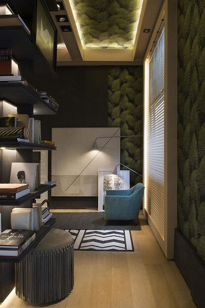 Sala de estar com papel de parede para sala estampado de folhagens Projeto de Roberto Cimino