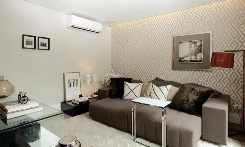 Sala de estar com papel de parede para sala geométrico discreto que dá movimento ao ambiente Projeto de Rodrigo Fonseca