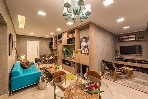 Sala-de-estar-com-sofá-azul-turquesa-Projeto-de-Viviane-de-Pinho-1