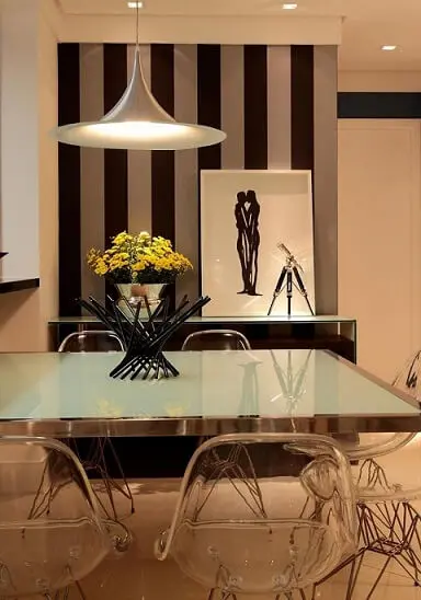 Sala de jantar com papel de parede para sala apenas atrás do aparador Projeto de Rodrigo Fonseca