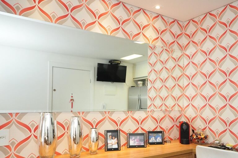 Sala de jantar com papel de parede para sala com estampa laranja dando movimento ao ambiente Projeto de Condecorar