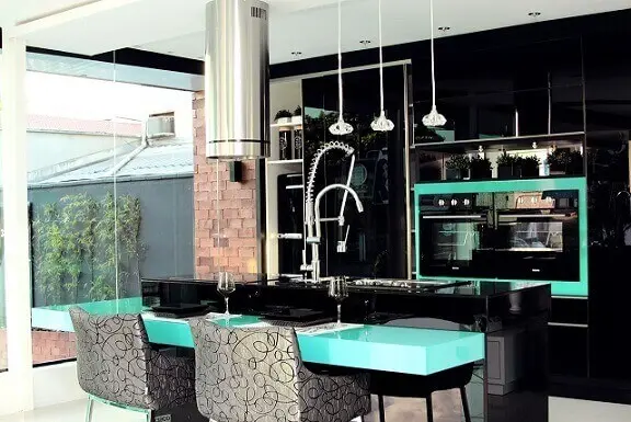 Sala-de-jantar-integrada-com-a-cozinha-com-combinação-de-preto-e-azul-turquesa-Projeto-de-Zahara-Interiores