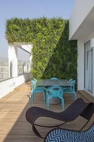 Terraço-com-cadeiras-azul-turquesa-Projeto-de-AMC-Arquitetura-1