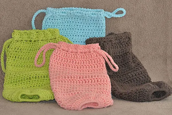 Vários exemplos de puxa saco em crochê em cores pasteis