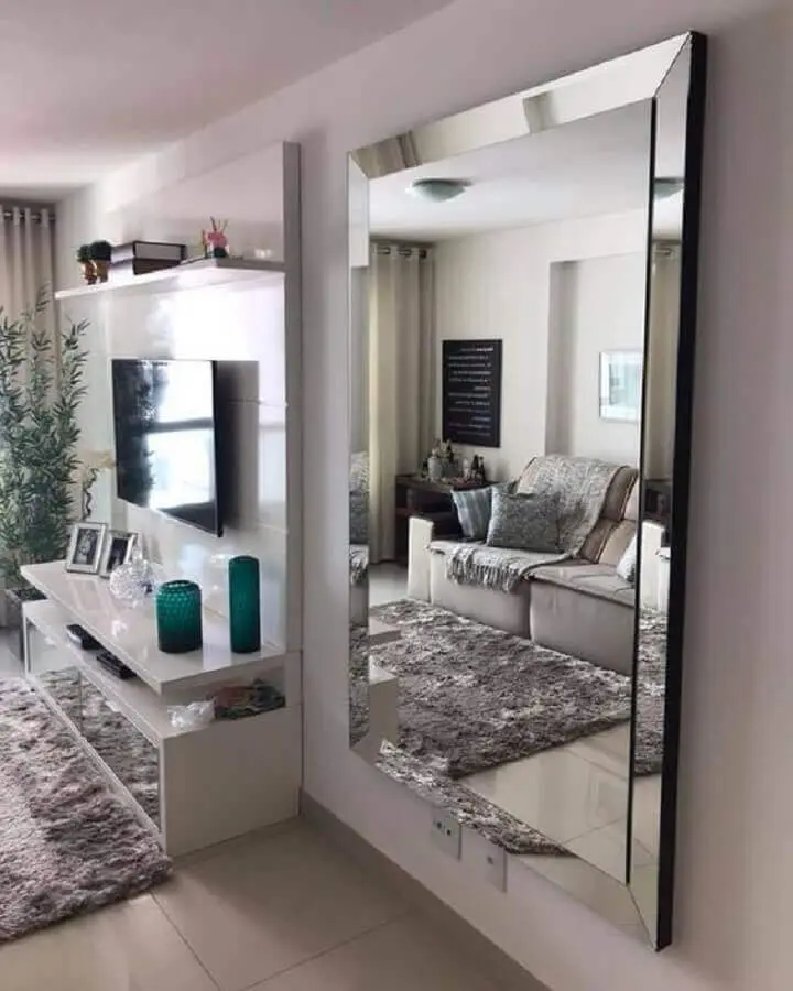 decoração com espelho para sala branca e cinza com tapete felpudo Foto União Vidros