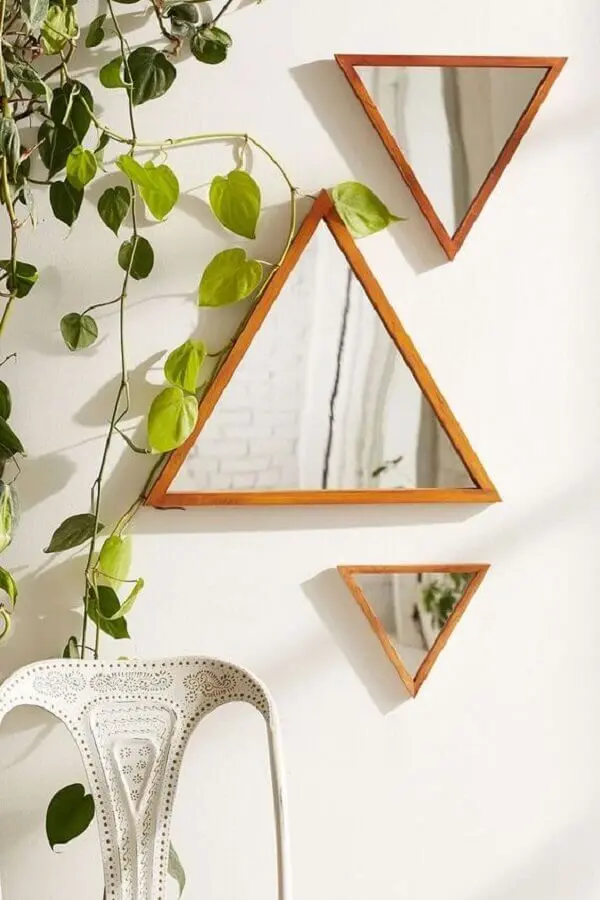 decoração com espelhos pequenos com moldura de madeira triangular Foto Sian Zeng