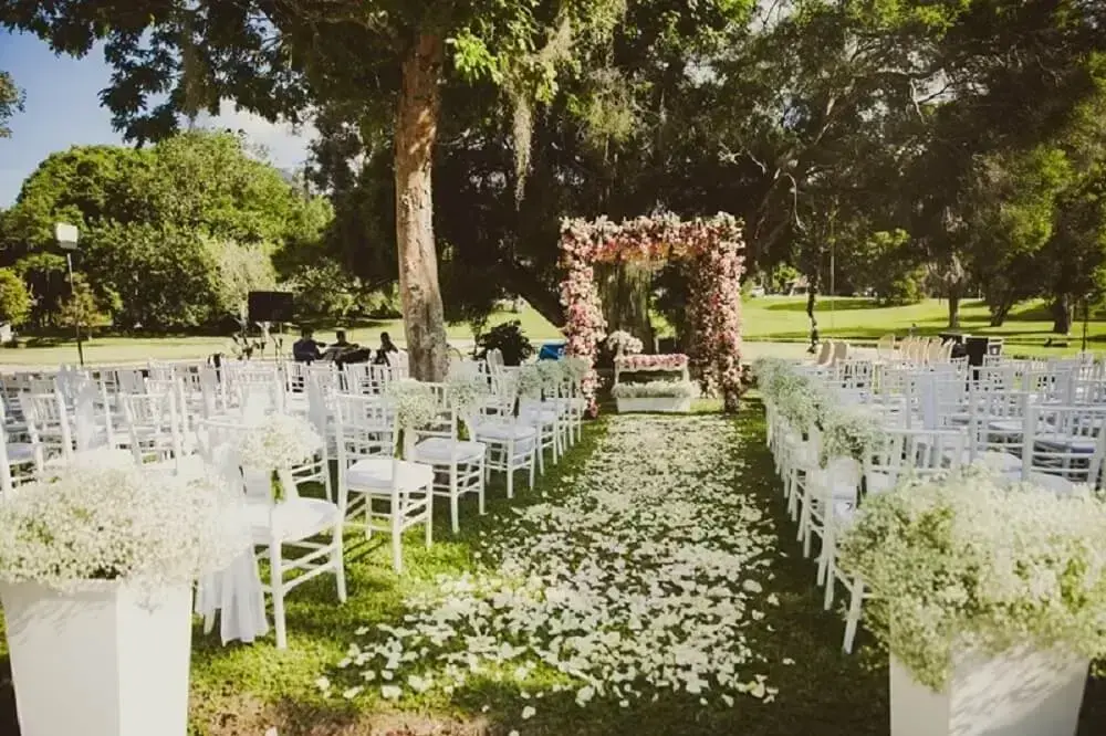 decoração de casamento simples com pétalas de rosas brancas 