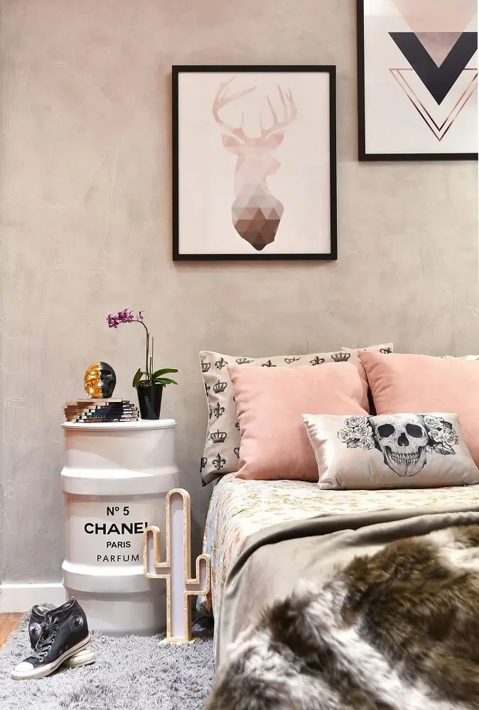 12. decoração de quarto feminino em tons de cinza e rosa com quadros e tonel da Chanel