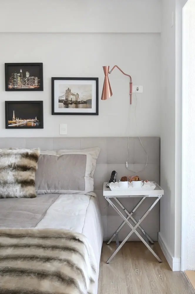 30. Decoração de quarto minimalista com luminária cobre e cabeceira cinza