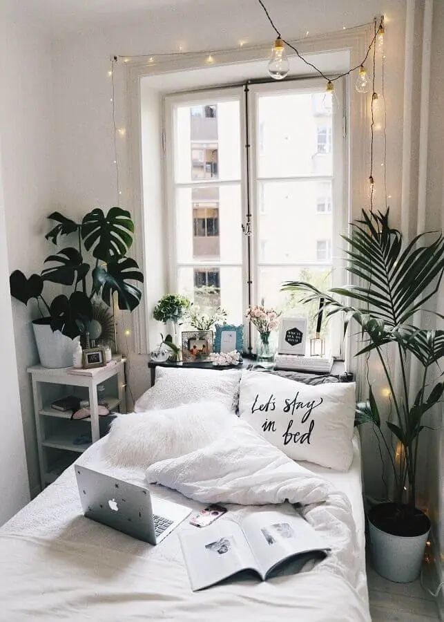 decoração de quartos tumblr pequenos com vasos de plantas e varal de luz Foto Futurist Architecture