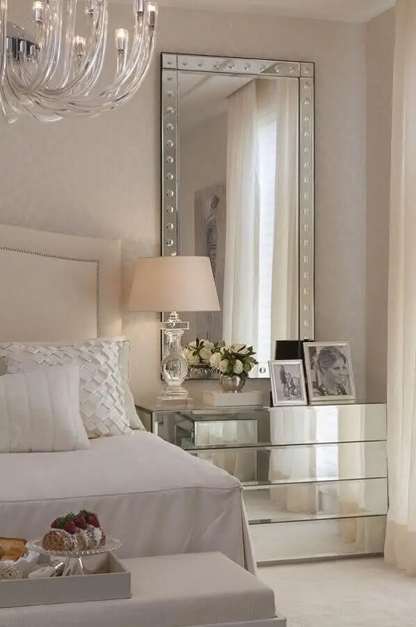decoração em tons neutros com espelho para quarto romântico Foto Decoredo