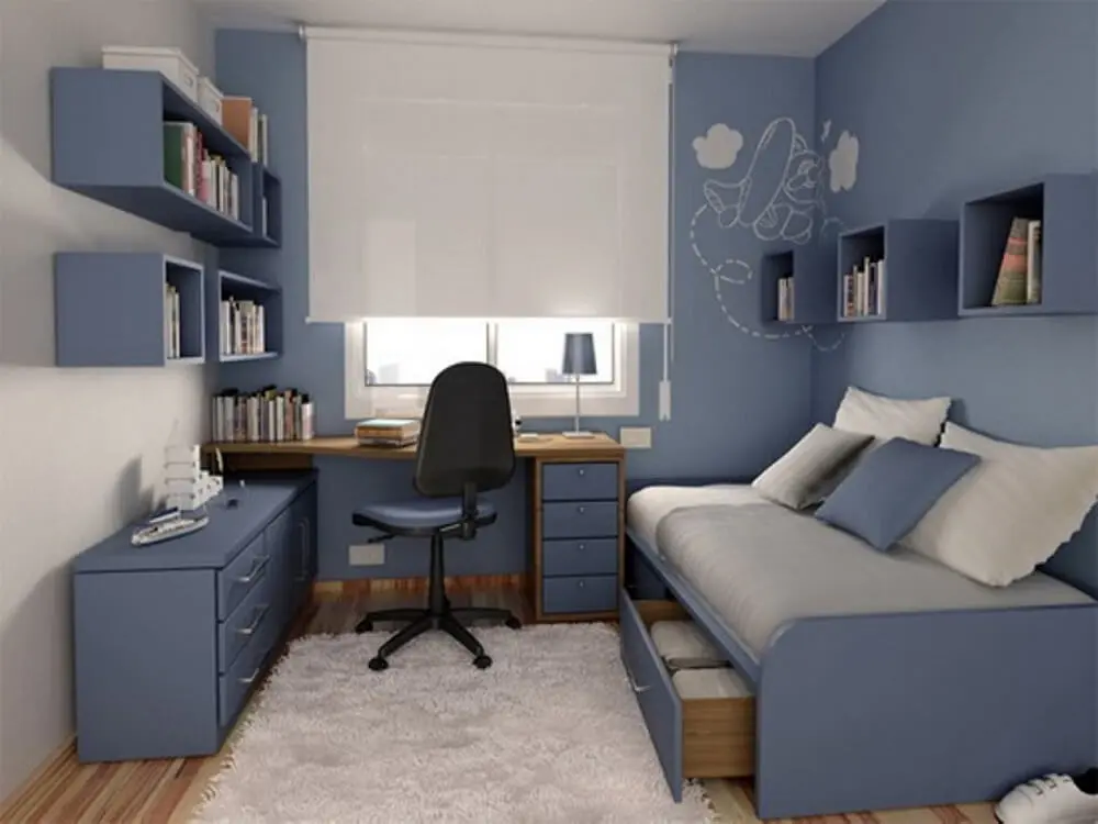 decoração quarto com prateleira azul