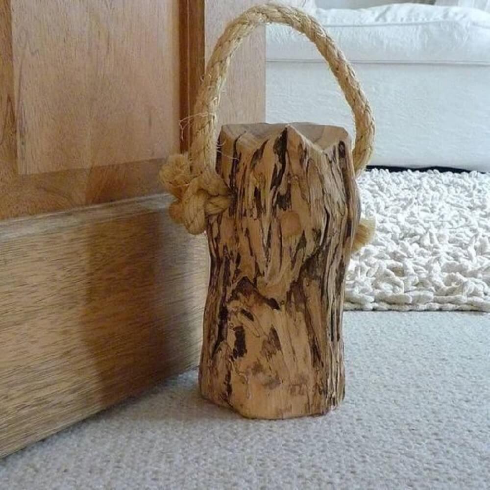 peso de porta feito de tronco