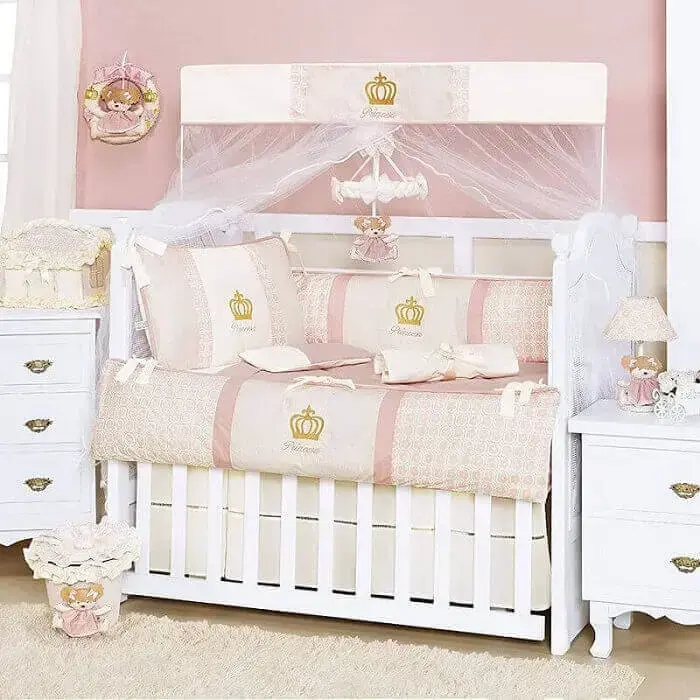 quarto de bebê de princesa com coroas na decoração