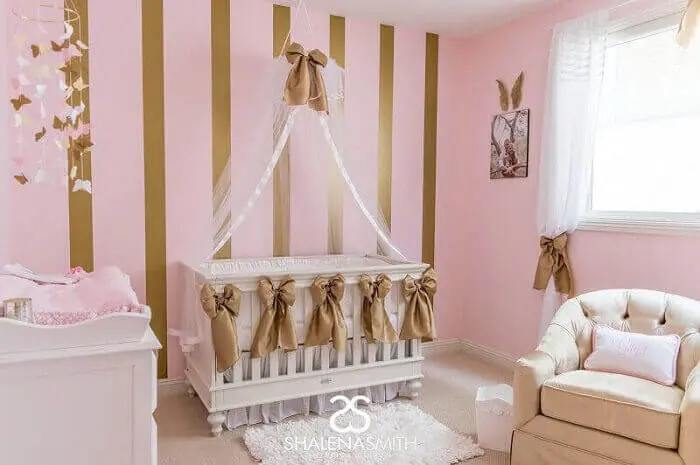quarto de bebê de princesa em rosa e dourado