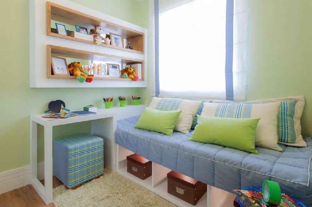quarto de menino decorado com prateleiras para quarto