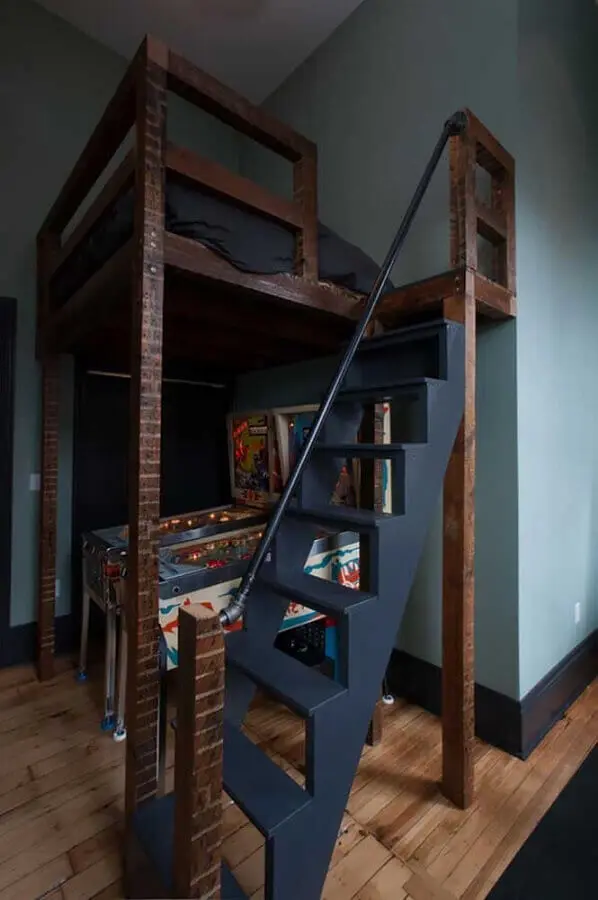 quarto gamer simples com cama suspensa e fliperama embaixo Foto Casa&Diseño