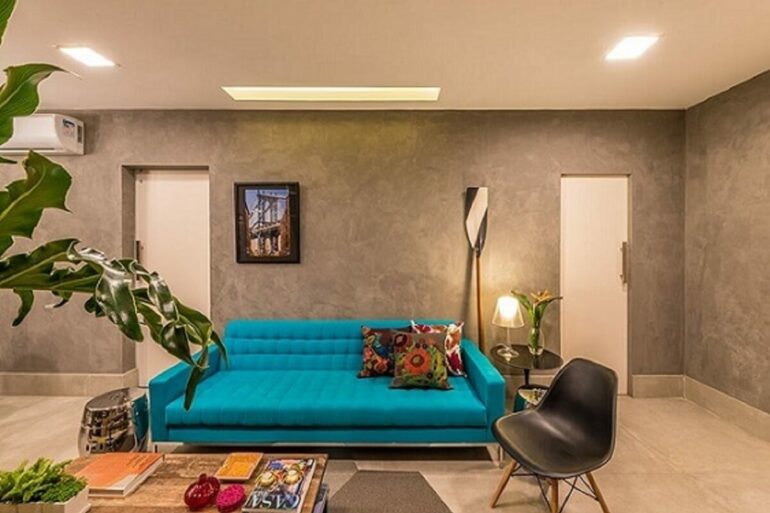 sala moderna decorada com sofá azul turquesa