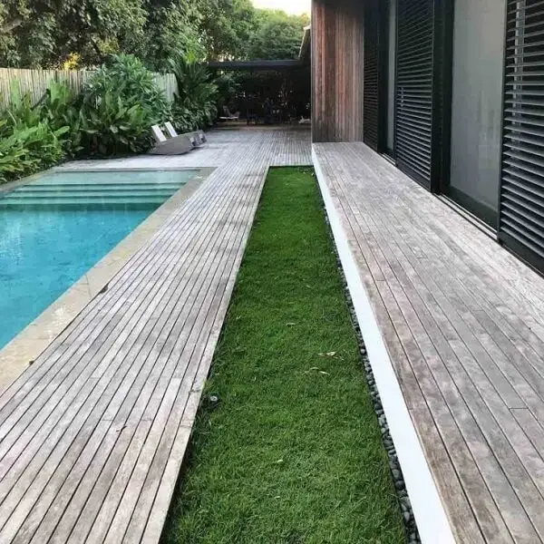 A beleza do piso de madeira valoriza a área da piscina
